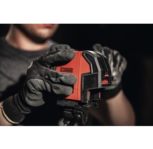 J.C. Schwarz Logo auf einem Kreuzlinienlaser, gehalten von einer Person mit Handschuhen