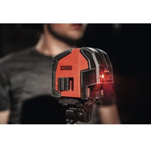 JC Schwarz Logo mit einem Laser Nivelliergerät auf einem Stativ