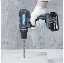 Makita Akku-Schlagbohrschrauber mit Bohrer in Anwendung.