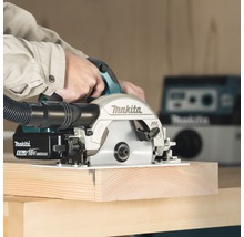 Akku-Handkreissäge beim Sägen eines Holzstücks