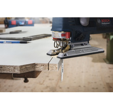 Bosch Stichsäge beim Schneiden eines Werkstücks