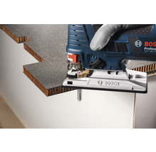 Bosch Stichsäge beim Schneiden eines Werkstücks.