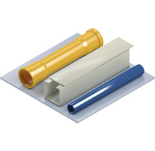 Gelbes Abwasserrohr, Installationskanal und blaues Kunststoffrohr auf einer Platte