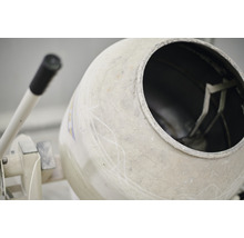 Betonmischer mit offenem Mischbehälter und Bedienhebel