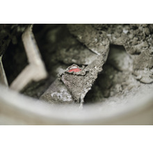 Innenansicht eines Betonmischers mit Zementresten