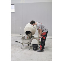 Betonmischer befüllt Schubkarre mit Beton