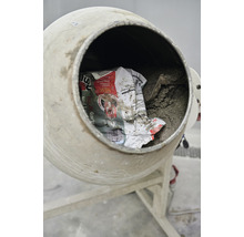 Betonmischer mit Zementresten und Papiermüll