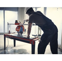 Fliesenschneider bei der Arbeit mit einer Fliese