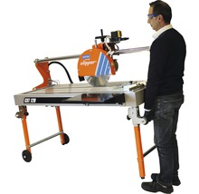 Fliesenschneidmaschine mit Bedienperson