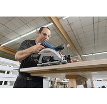 Ein Mann benutzt eine Bosch Handkreissäge zum Schneiden von Holz.