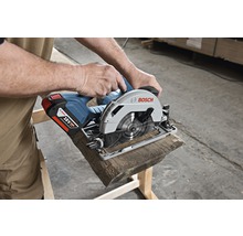 Akkukreissäge beim Sägen von Holz