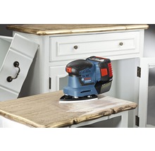 Akku-Exzenterschleifer beim Schleifen einer Kommode