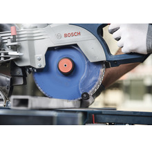 Bosch Logo. Gehrungssäge beim Schneiden eines Werkstücks.