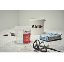 Fliesenverlegungsszene mit Werkzeugen, Kleber und AkKit Eimer