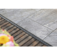 Verlegung mit grauen Terrassenplatten