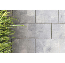 Graue Pflastersteine mit Gras