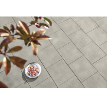 Pflastersteine auf einer Terrasse mit einer Schale Früchte