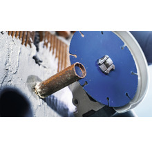 Eine Trennscheibe schneidet ein Metallrohr.