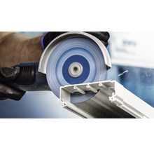 Eine Trennscheibe schneidet ein Kunststoffprofil.