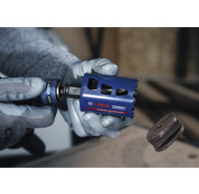 Lochsäge von Bosch mit Aufnahme und einem Holzstück