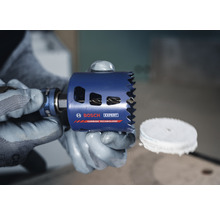 Bosch Expert Lochsäge in Händen mit Schutzhandschuhen.