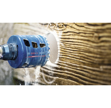 Lochsäge bohrt ein Loch in Holz