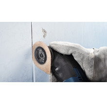 Oszillierendes Werkzeug beim Entfernen von Fliesenkleber