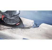 Multifunktionswerkzeug beim Bearbeiten von Holz, Bosch Logo