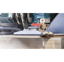 Bosch Stichsäge im Einsatz beim Schneiden von Holz