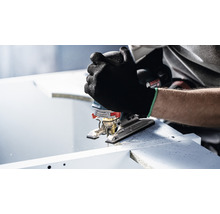 Eine Person sägt mit einer Stichsäge ein Werkstück. Bosch Logo.