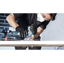 Mann arbeitet mit Stichsäge an Werkstück