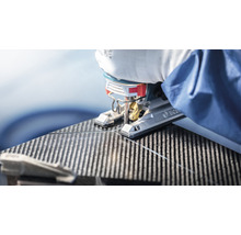 Nahaufnahme einer Stichsäge, die ein Werkstück sägt