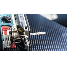 Detailansicht einer Stichsäge mit eingesetztem Sägeblatt von Bosch