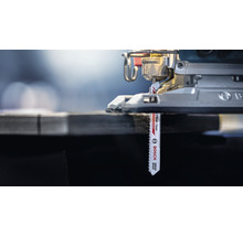 Nahaufnahme einer Stichsäge mit eingesetztem Sägeblatt beim Schneiden von Holz