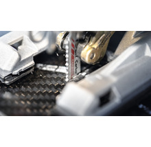 Nahaufnahme einer Säge beim Schneiden von Material