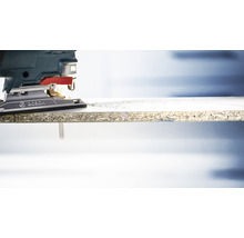 Stichsäge beim Schneiden einer Holzplatte