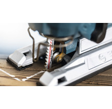 Nahaufnahme einer Stichsäge beim Schneiden von Holz mit einem Expert Hartmetall-Sägeblatt