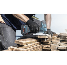 Mann sägt Holz mit einer Akku-Stichsäge von Bosch