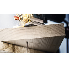 Stichsäge beim Sägen von Holz