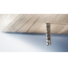 Stichsägeblatt beim Schneiden von Holz