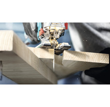 Nahaufnahme einer Stichsäge, die ein Holzbrett bearbeitet