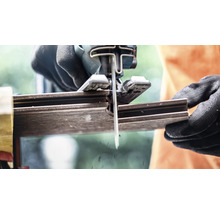 Eine Stichsäge schneidet ein Werkstück.