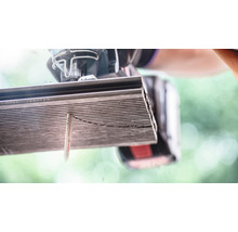 Stichsäge beim Schneiden eines Werkstücks