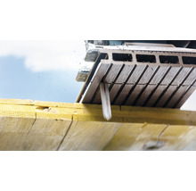 Paneelsäge im Einsatz zum Schneiden von Holz