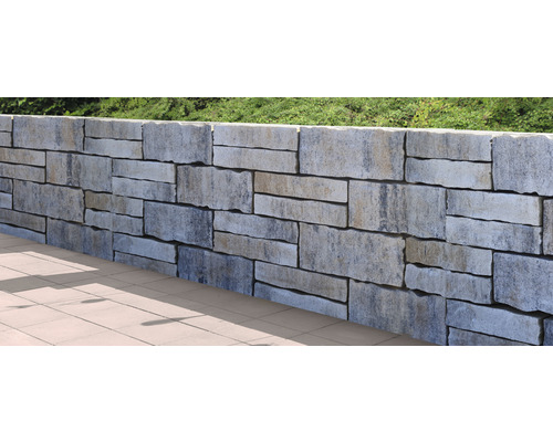 Mauer aus Natursteinen im Außenbereich