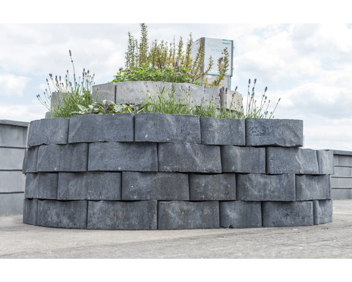 Dreistufiges Hochbeet aus Betonsteinen mit Bepflanzung