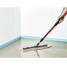 Bodenbeschichtung mit Rakel und rotem Stiel aufgetragen