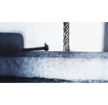 Nahaufnahme eines Bohrers, der in ein Werkstück bohrt