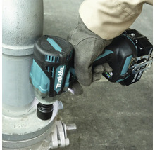 Makita Logo. Akkuschlagschrauber im Einsatz an einer Rohrleitung.