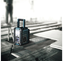 Makita Baustellenradio mit Tragegriff auf einer Baustelle